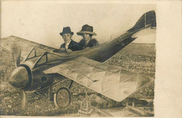 Surréalisme * Carte Photo Photo Montage * Aviation , Femme & Homme Dans Un Avion Au Dessus De * Photographie Photographe - Photographs