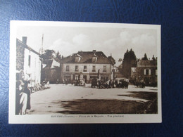 23 ROYERE PLACE DE LA MAYADE VUE GENERALE ANIMEE VOITURES ANCIENNES - Royere