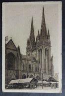 CPA 29 QUIMPER - La Cathédrale (côté Nord) - Etals De Marchands - Edit. Yvon 9 - Réf. J 288 - Quimper