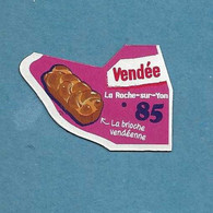 Magnets. Magnets "Le Gaulois" Départements Français. Vendée (85) (la Brioche Vendéenne) - Andere & Zonder Classificatie