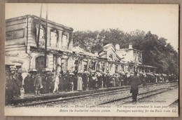 Delcampe - CPA 60 - SENLIS - GUERRE 14-18 - Devant La Gare Bombardée - Les Voyageurs Attendant Le Train Pour Paris - Senlis