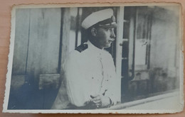 Photo D'un Homme En Uniforme - Soldat  - Carte Photo - Portrait - Uniforme Blanc - Fotografia