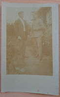 Photo D'un Homme En Uniforme Et Un Homme En Civil - Soldat  - Carte Photo - - Fotografia