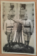 Photo De Deux Hommes En Uniforme  - Soldats  - Carte Photo - Portrait - Fotografia