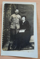 Photo D'un Homme En Uniforme Et D'une Femme  - Soldat  - Carte Photo - Portrait Couple - Fotografia