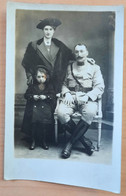 Photo D'un Homme En Uniforme Et De Sa Famille  - Soldat  - Carte Photo - Portrait - Fotografia