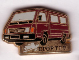 V312 Pin's  MERCEDES Couleur Bordeaux REPORTER Qualité Arthus Signé SOFREC Achat Immédiat - Mercedes