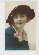 FEMMES - FRAU - LADY - MODE - CHAPEAUX - Jolie Carte Fantaisie Portrait Jeune Femme Avec Chapeau Et épingle à Chapeau - Donne