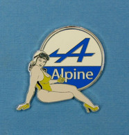 1 PIN'S //  ** PIN-UP & LOGO ALPINE / CONSTRUCTEUR AUTOMOBILE FRANÇAIS PPRITÉ DU GROUPE RENAULT ** . (15 EX) - F1