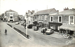 CHALLANS - Place Général De Gaulle.(café Du Commerce) - Challans