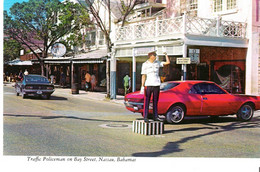 NASSAU - Bahamas Bay Street Mit Verkehrspolizist Und US-PKW (70er Jahre) - Bahamas