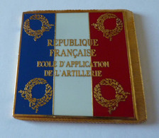 DRAPEAU EAA ECOLE D' APPLICATION DE L' ARTILLERIE   En Métal Doré - Flaggen