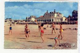 AR 35 PORNICHET - Les Jeux Sur La Plage Et Le Casino CAP 1608 ( Beach Volley ) Musclé - Volleybal