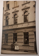 DC2500A - Berlin Treptow. Familienfoto. Hausfassade. - Treptow