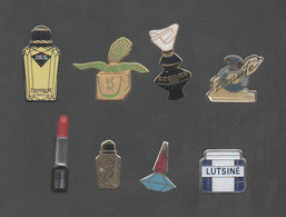 PINS PIN'S PARFUM 1346 NOUVELLES GALERIES ARCANE VERT VERT FREDERIC M LANCOME DEGINES LOT 8 PINS DONT 2 AB ARTHUS - Parfums