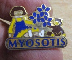 DIV222 Pas Pin's Mais BROCHE / THEME : AUTRES / MYOSOTIS POUPEE FLEUR BLEU OURS EN PELUCHE - Jeux