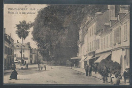 CPA 65 - Vic-sur-Bigorre, Place De La République - Vic Sur Bigorre