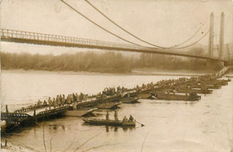 Militaria * Carte Photo * Soldats Militaires Régiment De Génie Construisant Un Pont De Bateau - Regiments