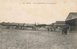 FRANCE - AVIATION - BRON - Une Escadrille En Formation - 1919-1938: Entre Guerres