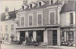 Vermenton. L'Hotel Du Commerce. Belle CPSM Petit Format Animée. Dos Scanné.Timbrée - Vermenton