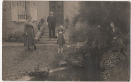 Carte Photo Famille Devant Villa à Localiser Voir Verso - To Identify