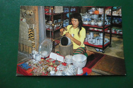 A7/ THE SILVER BOWLS MANIFACTURE IN THAILAND REF A 833 EDITIONS PHORNTHIP PHATANA ASIE - Tailandia