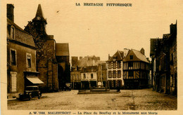 Malestroit * La Place Du Bouffay Et Le Monument Aux Morts * Automobile Voiture Ancienne - Malestroit