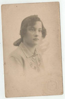 Carte Photo Jeune Fille Avec Foulard Sur La Tete Et Cheveux Bouclés - Photographie