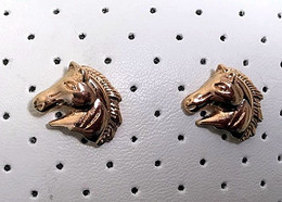 Une Paire De Boucles D'oreilles Tête De Cheval En Métal Doré Neuves - Earrings