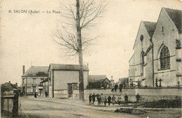 Salon * La Place Du Village Et L'église * Villageois - Autres & Non Classés