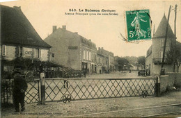 Le Buisson * Avenue Principale De La Commune * Le Passage à Niveau * Ligne Chemin De Fer * Café - Other & Unclassified