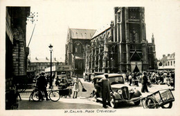 Calais * La Place Crèvecoeur * Marché Foire Place De L'église * Automobile Voiture Ancienne * Landau - Calais