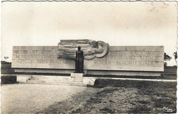 88   Dompaire -   Monument  Eleve A Lameray  A La Memoire Du General Leclerc  Et De La 2 E  Division Blindee - Dompaire