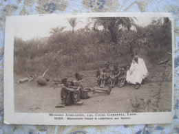 CPA.   Missions Africaines. NIGER.  Missionnaire Faisant Le Cathéchisme Aux Lépreux - Niger
