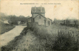 Ste Geneviève * La Gare Du Village Et L'arrivée D'un Train * Ligne Chemin De Fer * Route Chemin - Sainte-Geneviève