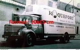 Reproduction D'une Photographie Ancienne D'une Camionnette D'un Camion Frigo Transportant Le Roquefort - Reproductions