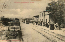 Bourbon L'archambault * La Gare Du Village * Wagons Train Locomotive * Ligne Chemin De Fer - Bourbon L'Archambault