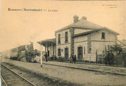 Bourbon L'archambault * La Gare Du Village * Train Locomotive * Ligne Chemin De Fer - Bourbon L'Archambault
