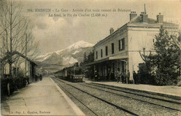 Embrun * La Gare Du Village * Arrivée D'un Train Venant De Briançon * Ligne Chemin De Fer - Embrun