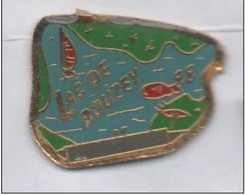 VF399 Pin's Vosges Lac De Bouzey Chaumousey Girancourt Planche Voile Pêche Poisson Achat Immédiat - Vela