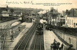 Nogent Le Rotrou * Vue Générale De La Gare * Arrivée Du Train De Paris * Locomotive * Ligne Chemin De Fer - Nogent Le Rotrou