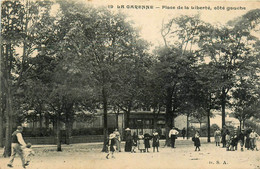 La Garenne * La Place De La Liberté , Côté Gauche * Villageois - La Garenne Colombes