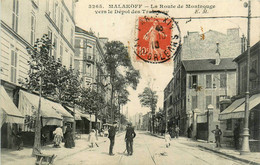 Malakoff * La Rue De Montrouge Vers Le Dépôt Des Tramways Tram * Coiffeur * Commerces Magasins - Malakoff