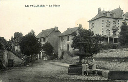 Le Vaulmier * La Place Du Village * La Fontaine - Andere & Zonder Classificatie