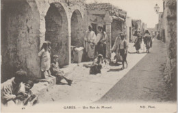 YB/  TUNISIE. GABES. Une Rue Du Menzel  (Judaïca : Juif De Dos En Costume Traditionnel Dont Chéchia à Gland) - Tunisie