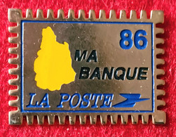 SUPER PIN'S "LA POSTE" Du Département 86 (LA VIENNE) Visuel TIMBRE Base émail Or Pour 'Ma BANQUE" Format 2,5X1,8cm - Correo