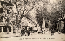 St Rémy De Provence - La Place De La Trinité - Débit De Tabac Tabacs - Saint-Remy-de-Provence