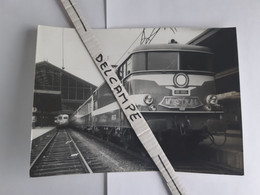 SNCF : Photo Originale Anonyme 12,5 X 17,5 Cm : BB 9312 Et LE MISTRAL à PARIS Gare De Lyon (75) - Trenes