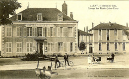 54 JARNY HOTEL DE VILLE LE GLACIER ATTEND LA SORTIE DES ELEVES DU GROUPE DES ECOLES JULES FERRY - Jarny