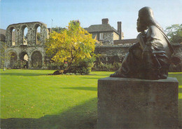 Rochester - Cathédrale - Le Cloître Avec Façade De Salle Capitulaire En Ruine Et La Statue De Marie Et Du Christ Enfant - Rochester